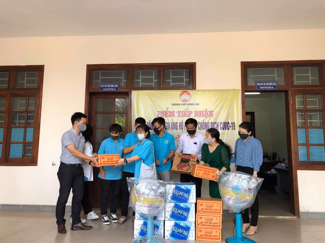 Đại diện Câu lạc bộ Kỹ Năng trường Đông Hà trao quà ủng hộ Covi-19 tại Quảng Trị. Ảnh: LC Đại diện Câu lạc bộ Kỹ Năng trường Đông Hà trao quà ủng hộ Covi-19 tại Quảng Trị. Ảnh: LC