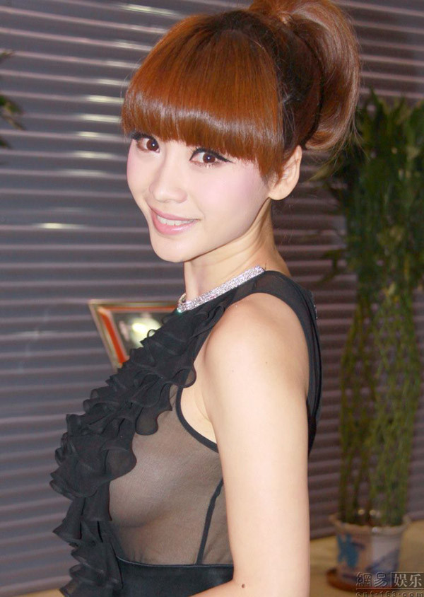 Sau khi "nổi như cồn" vì những cảnh bán nude trong Họa Bích, người đẹp tiếp tục "hững hờ" không hề mặc áo bra khiến mọi người "nín thở" với từng cử động của cô.