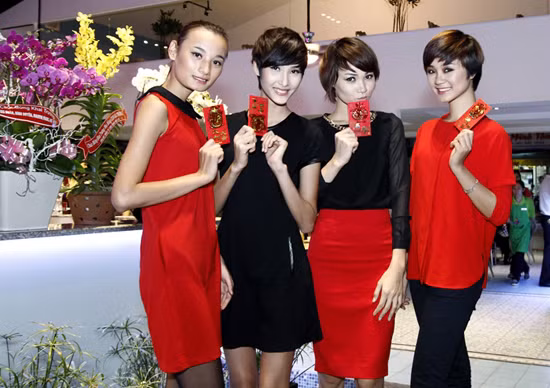 Ngay khi vừa hội ngộ trở lại ở TP HCM, bốn gương mặt sáng giá của Vietnam's Next Top Model gồm Trà My, Huyền Trang, Hoàng Thùy và Lê Thúy (từ phải sang) đã được mời tham dự một buổi tiệc đầu năm. Các cô gái diện trang phục trẻ trung với hai gam màu đen - đỏ. (Theo Ngôi Sao)