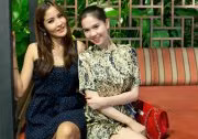 Cô chụp ảnh lưu niệm cùng với hoa hậu hoàn vũ Thái Lan