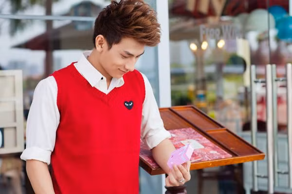 Isaac nghĩ đến món quà thú vị hơn: Một chiếc dây chuyền hình chữ LOVE thì sẽ như thế nào nhỉ?