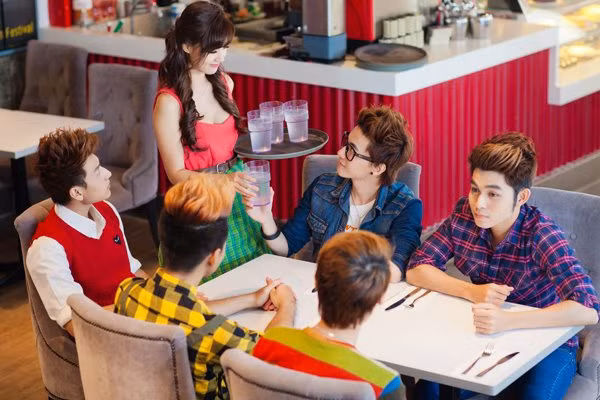 Cô chủ quán xuất hiện đã khiến cả 5 chàng trai đều ngẩn ngơ. Dường như cô chủ quán Midu đã đánh cắp trái tim họ ngay từ ánh nhìn đầu tiên.