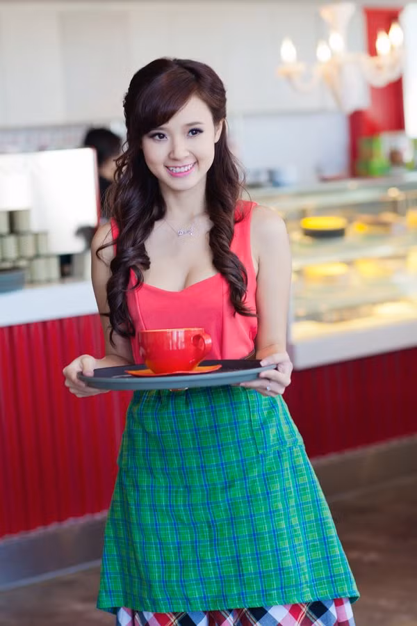 Cô chủ Midu ngày ngày chăm sóc quán cafe đáng yêu của mình. Cô lúc nào trông cũng tươi tắn, rạng rỡ