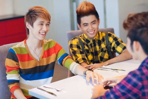 Họ ăn mặc lịch lãm và không kém phần trẻ trung, ai nấy đều "tám" chuyện rất vui vẻ
