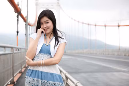 Miss Teen 2009 Xuân Mai sở hữu vẻ đẹp trong sáng, dịu dàng và rất nữ tính. Bất cứ ai gặp cô đều bị nụ cười má núm đồng tiền và đôi mắt tròn ngây thơ của cô chinh phục. Bộ ảnh mới nhất chụp cô nàng đang ep ấp làm duyên đã thể hiện rõ điều đó (Theo Đất Việt)