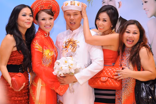 Quậy nhất trong đám cưới Phan Đinh Tùng tối qua là nữ ca sỹ Thu Minh, Siu Black và Mỹ Lệ. Trong lúc chụp ảnh thế này, Thu Minh lấy hai tay ôm đầu Phan Đinh Tùng và làm bộ dữ tợn (Theo Ngôi Sao) >Chùm ảnh lễ cưới Phan Đinh Tùng / >Sao 'nổi loạn' trong tiệc cưới