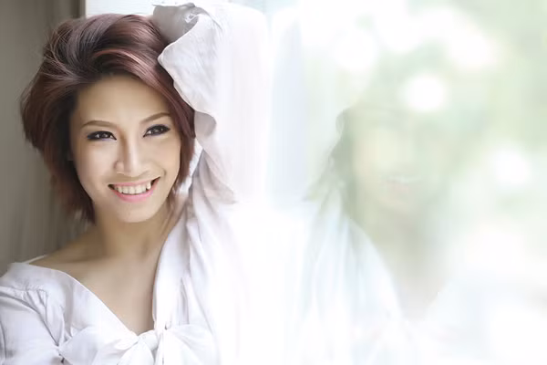 Trong buổi ra mắt album Vỏ bọc tại Hà Nội, Pha Lê cảm thấy buồn, thậm chí hơi bực mình khi rất nhiều phóng viên gửi câu hỏi phỏng vấn qua email liên quan đến Công Vinh. Cô nói: "Tôi không muốn nhắc tên người đó vì nó không liên quan gì đến sản phẩm âm nhạc và những gì tôi đang làm. Tôi không muốn bị người ta cho rằng tôi mượn tên ai đó để nổi tiếng. Vì thế, mọi người hãy tránh nhắc đến tên họ" (Theo Ngôi Sao) Xem chùm ảnh đẹp về Pha Lê Trong buổi ra mắt album Vỏ bọc tại Hà Nội, Pha Lê cảm thấy buồn, thậm chí hơi bực mình khi rất nhiều phóng viên gửi câu hỏi phỏng vấn qua email liên quan đến Công Vinh. Cô nói: "Tôi không muốn nhắc tên người đó vì nó không liên quan gì đến sản phẩm âm nhạc và những gì tôi đang làm. Tôi không muốn bị người ta cho rằng tôi mượn tên ai đó để nổi tiếng. Vì thế, mọi người hãy tránh nhắc đến tên họ" (Theo Ngôi Sao) Xem chùm ảnh đẹp về Pha Lê