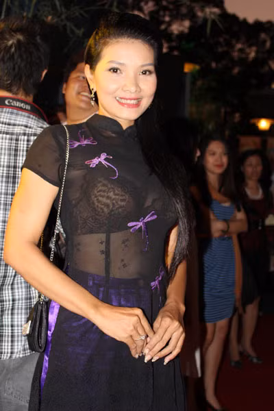 Tham dự buổi ra mắt phim "Ngôi nhà trong hẻm" với tư cách khách mời, song Kiều Trinh lại thu hút sự chú ý của mọi người hơn cả bởi kiểu trang phục "nhức mắt trái, đỏ mắt phải". Chiếc áo dài mỏng tang, nhìn xuyên thấu cả nội y bên trong khiến nữ diễn viên "Bi, đừng sợ!" nổi bần bần giữa rừng 'sao' khủng. (Theo Vietnamnet)