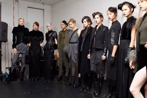 Trong khuôn khổ Tuần lễ thời trang New York, Huyền Trang còn tham gia trình diễn cho BST Ready to wear Thu/Đông 2012/2013 của NTK đình đám Stephen Burrows nên hình ảnh của cô lại tiếp tục được xuất hiện trên Vogue - tạp chí thời trang hàng đầu thế giới (Huyền Trang đứng thứ 3 từ phải sang).