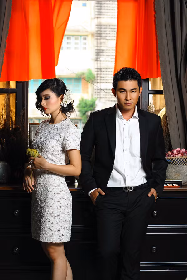 Diễn viên Lan Phương tạo dáng lạnh lùng bên cạnh Nguyễn Hồng Ân. Người đẹp của bộ phim "Cô gái xấu xí" hóa thân thành người tình của Hồng Ân trong bộ ảnh lãng mạn (Theo Ngôi Sao)