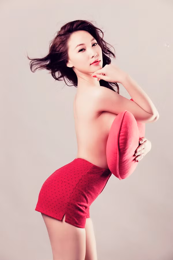 Người mẫu từng tham gia phim "Cô nàng bất đắc dĩ" - Quỳnh Thư diễn xuất táo bạo trước ống kính với nội y. Cô là người thường xuyên xuất hiện cạnh ông bầu Vũ Khắc Tiệp và Ngọc Trinh (Theo Ngôi Sao) >> Người 'kè kè' cạnh Ngọc Trinh lấy gối che ngực trần Người mẫu từng tham gia phim "Cô nàng bất đắc dĩ" - Quỳnh Thư diễn xuất táo bạo trước ống kính với nội y. Cô là người thường xuyên xuất hiện cạnh ông bầu Vũ Khắc Tiệp và Ngọc Trinh (Theo Ngôi Sao) >> Người 'kè kè' cạnh Ngọc Trinh lấy gối che ngực trần