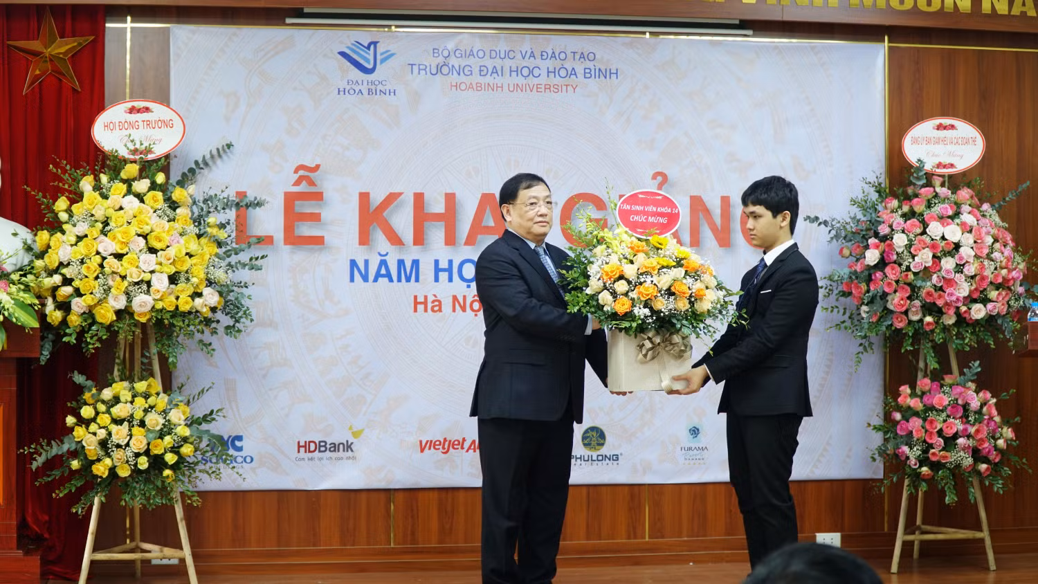 Em Dương Trọng Khiêm gửi tặng nhà trường lẵng hoa tươi thắm, gửi lời tri ân đến các thầy cô giáo hướng tới kỷ niệm ngày Nhà giáo Việt Nam 20/11