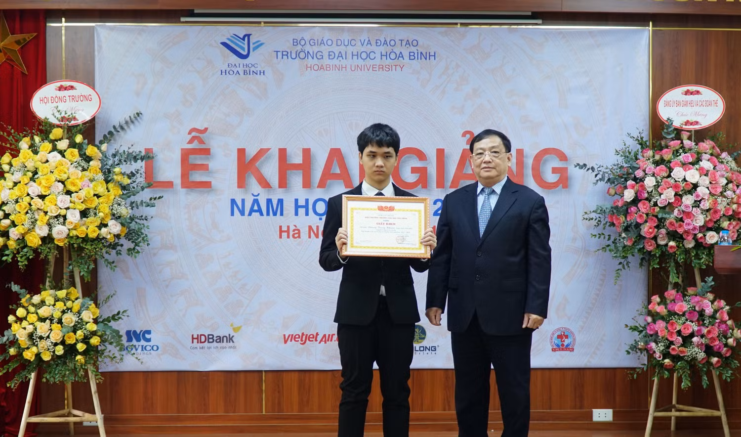 Lãnh đạo nhà trường đã tổ chức khen thưởng cho các tân sinh viên có thành tích cao.