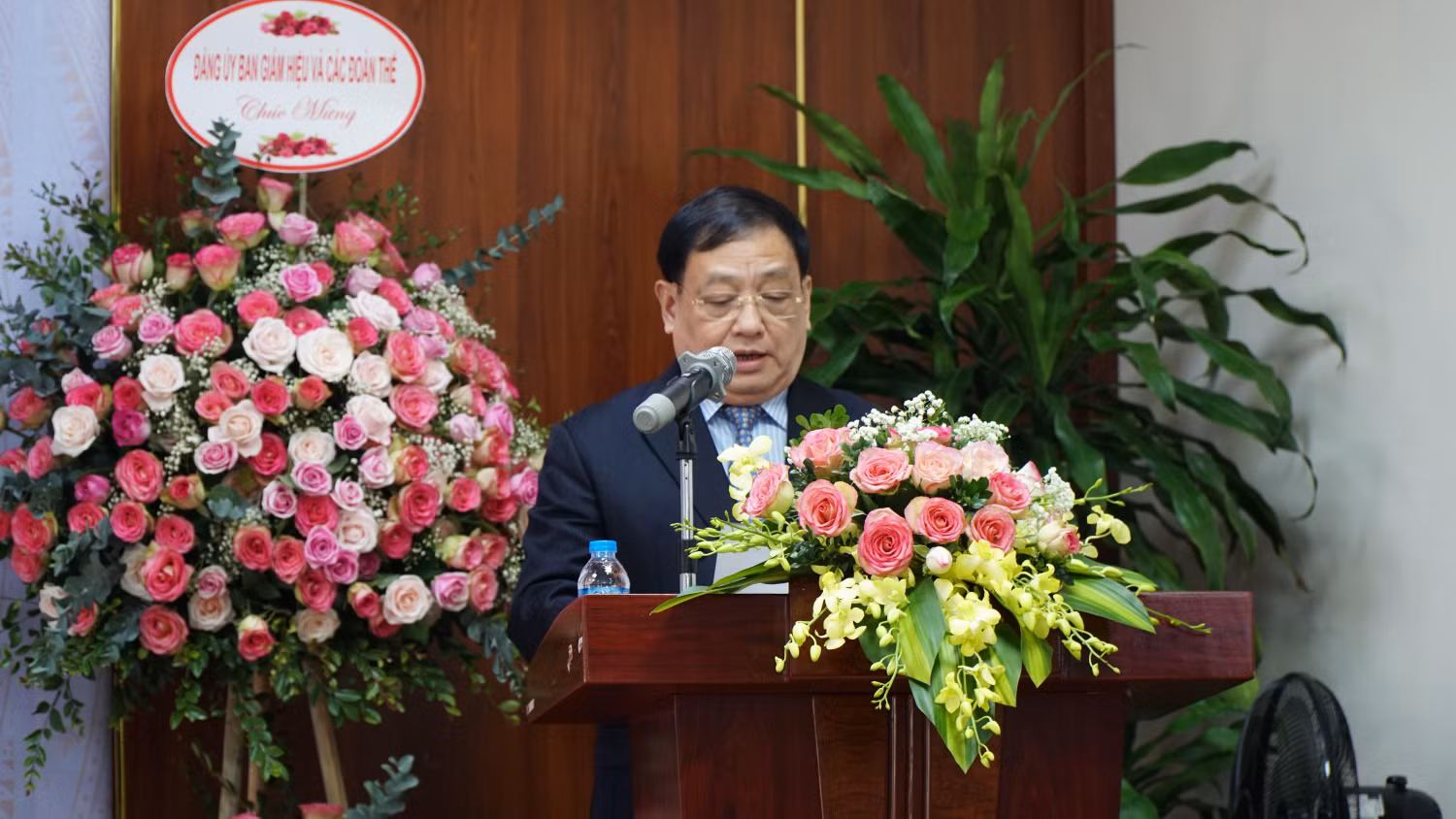 Nhà giáo Nhân dân, Phó Giáo sư, Tiến sĩ Tô Ngọc Hưng - Hiệu trưởng Trường Đại học Hòa Bình đã có những chia sẻ xúc động cùng sinh viên trong buổi Lễ Khai giảng.