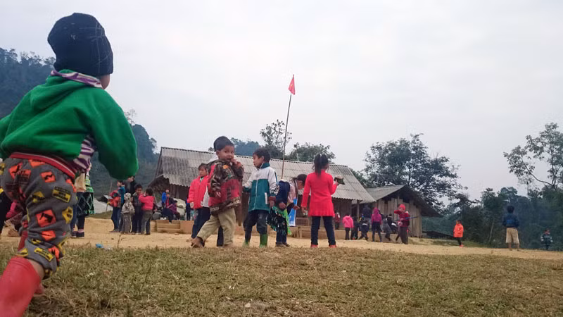 Ở cổng trời Lũng Luông, thầy và trò vo cái rét đến trường