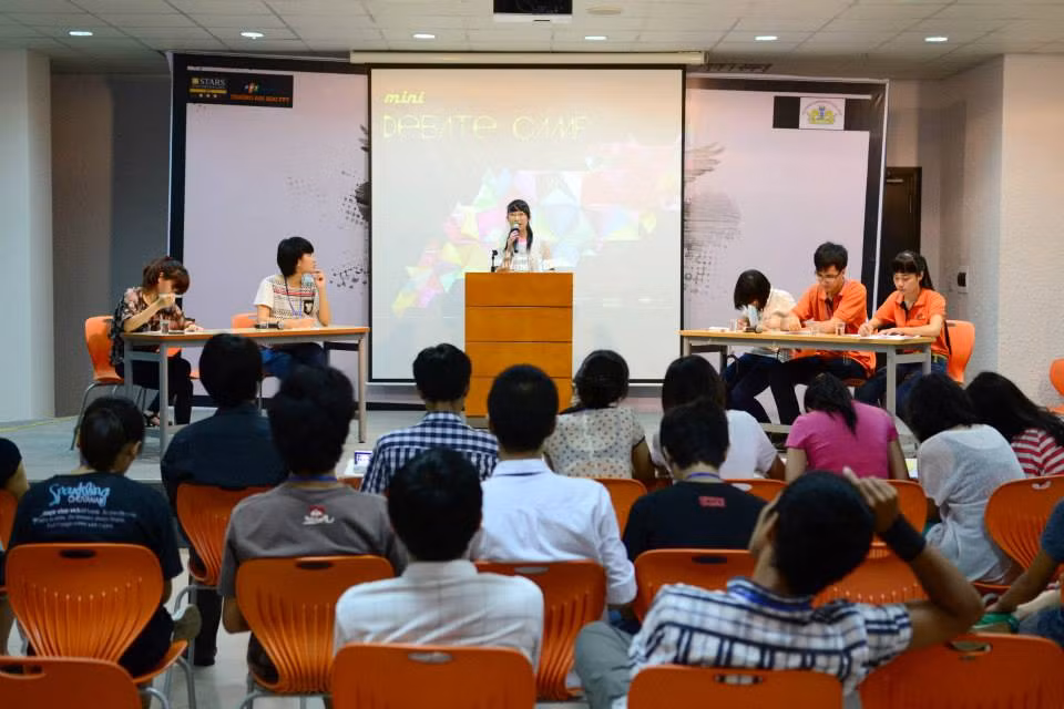 Một phần thi đấu tranh biện diễn ra tại ĐH FPT trong khuôn khổ hoạt động tổ chức đào tạo, giảng dạy Tranh biện tại ngôi trường này. Một phần thi đấu tranh biện diễn ra tại ĐH FPT trong khuôn khổ hoạt động tổ chức đào tạo, giảng dạy Tranh biện tại ngôi trường này.
