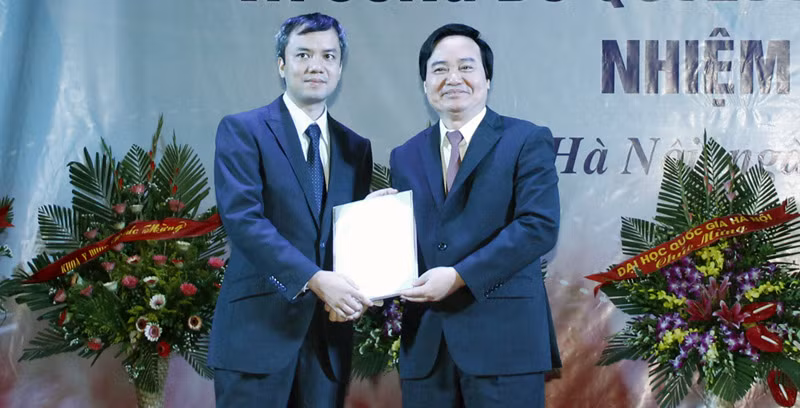 Giám đốc ĐHQG HN Phùng Xuân Nhạ đã trao Quyết định bổ nhiệm Hiệu trưởng Trường Đại học Công nghệ cho PGS.TS Nguyễn Việt Hà. Giám đốc ĐHQG HN Phùng Xuân Nhạ đã trao Quyết định bổ nhiệm Hiệu trưởng Trường Đại học Công nghệ cho PGS.TS Nguyễn Việt Hà.
