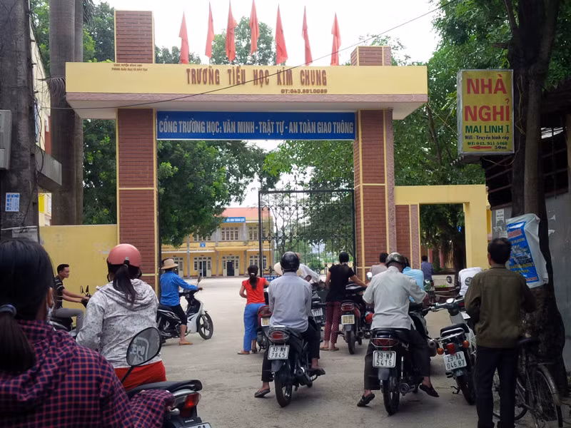 Hiệu trưởng trường Kim Chung bị tố ăn phần trăm lắp điều hòa,máy chiếu ảnh 1 Hiệu trưởng trường Kim Chung bị tố ăn phần trăm lắp điều hòa,máy chiếu ảnh 1