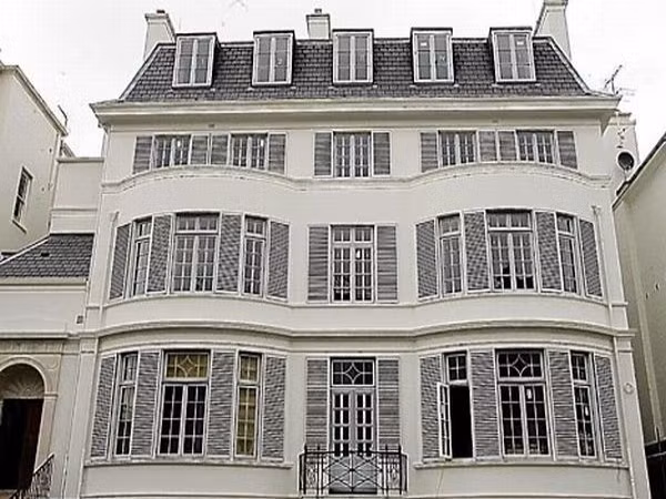 Kensington Victorian Villa (London, Anh) Giá: 125 triệu USD Dinh thự được xây từ thời Victoria, nay thuộc sở hữu của doanh nhân Elena Franchuk, con gái của cựu tổng thống Ukraina. Ngoài việc mua về, bà còn bỏ ra 15 triệu đô để tân trang lại căn nhà cho thêm phần sang trọng. Ngôi nhà có đến 10 phòng ngủ, một bể bơi ngầm, phòng tắm hơi, phòng tập thể dục, rạp chiếu phim và thậm chí còn có cả “Panic room” (phòng an toàn) cực kỳ kín đáo.