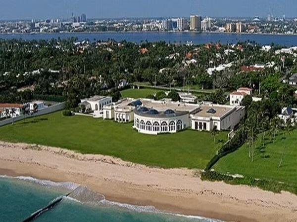 Maison de L’Amitié (Florida, Mỹ) Giá: 100 triệu USD Người chủ biệt thự là Dmitry Rybolovlev, "tỉ phú phân bón" người Nga. Được xây vào năm 1990, dinh thự có 9 phòng ngủ, một phòng khiêu vũ, một nhà kính, đồ đạc trong phòng tắm đều làm từ vàng 24 carat, cột đá cẩm thạch trắng, một bộ sưu tập toàn bộ bản sao của các bức tranh nổi tiếng, hơn 100m mặt tiền chĩa thẳng ra biển và một gara xe có khả năng chứa tới 48 chiếc.