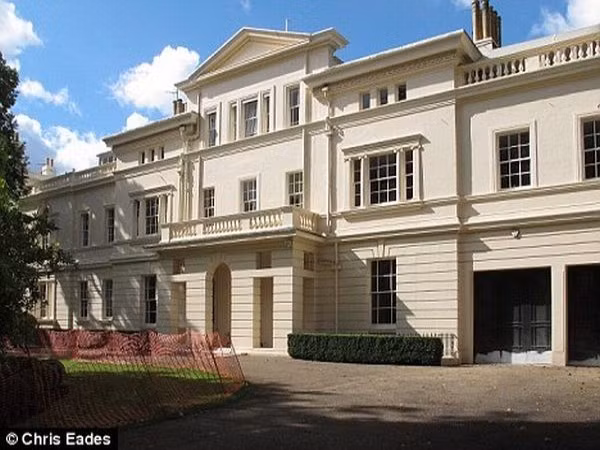 Lâu đài Kensington Palace Gardens (London, Anh) Giá: 146 triệu USD Chủ sở hữu biệt thự hoàng tráng này là tỷ phú người Nga Roman Abramovich, cũng là chủ sở hữu CLB bóng đá Chelsea nổi tiếng. Lâu đài có hơn 19 phòng ngủ, nhiều khoảnh vườn rộng rãi, chưa kể tới sân tennis riêng, phòng tập và một bảo tàng cá nhân nho nhỏ, nơi vị tỷ phú này cất giữ bộ sưu tập xe Ferrari cổ đắt tiền. Hàng xóm của Abramovich còn có Jon Hunt, người sáng lập công ty bất động sản Foxtons, ông trùm dầu mỏ gốc Ukraina - Len Blavatnik…