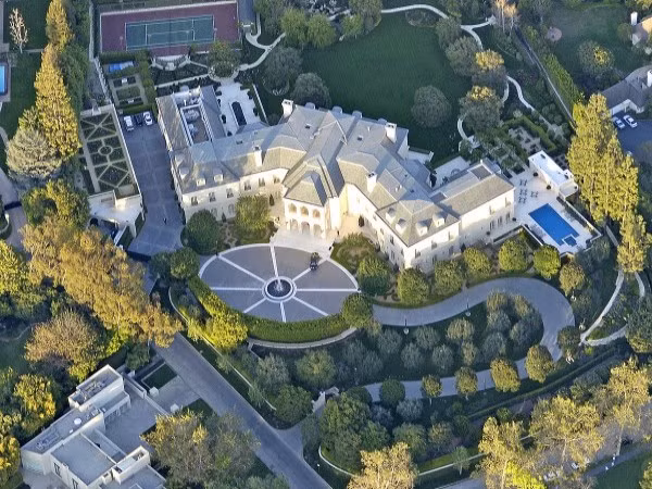 The Manor (Los Angeles, Mỹ) Giá: 85 triệu USD Chủ nhân của ngôi biệt thự là nhà thiết kế thời trang 29 tuổi Petra Ecclestone, con gái của “bố già F1” Bernie Ecclestone. Ngôi nhà có diện tích hơn 17000 m2, gồm hơn 100 phòng, trong đó có tới 14 phòng ngủ, phòng ăn với sức chứa 800 người, sàn bowling, hầm rượu, thư viện, phòng chiếu phim. Ngoài ra, nơi đây còn có sân tennis, hồ cá koi, tiệm hớt tóc, bể bơi ngoài trời và một khu đỗ xe có khả năng chứa khoảng vài chục xe ô tô.