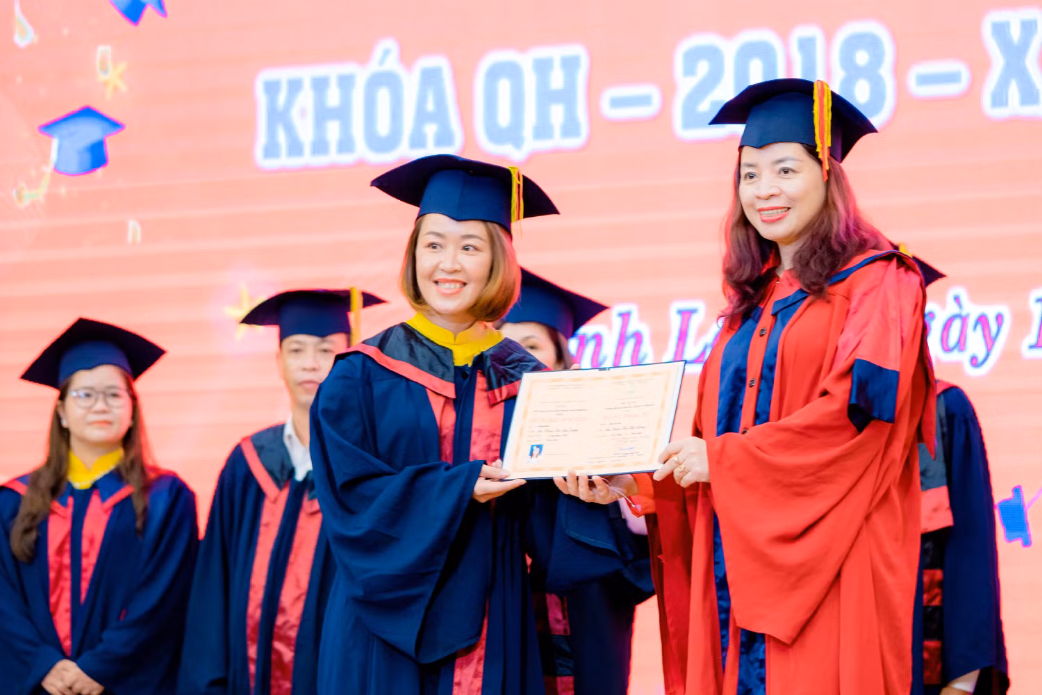 Phó Giáo sư, Tiến sĩ Đặng Thị Thu Hương (người bên phải) trao bằng tốt nghiệp cho sinh viên. Ảnh: Nhà trường cung cấp Phó Giáo sư, Tiến sĩ Đặng Thị Thu Hương (người bên phải) trao bằng tốt nghiệp cho sinh viên. Ảnh: Nhà trường cung cấp