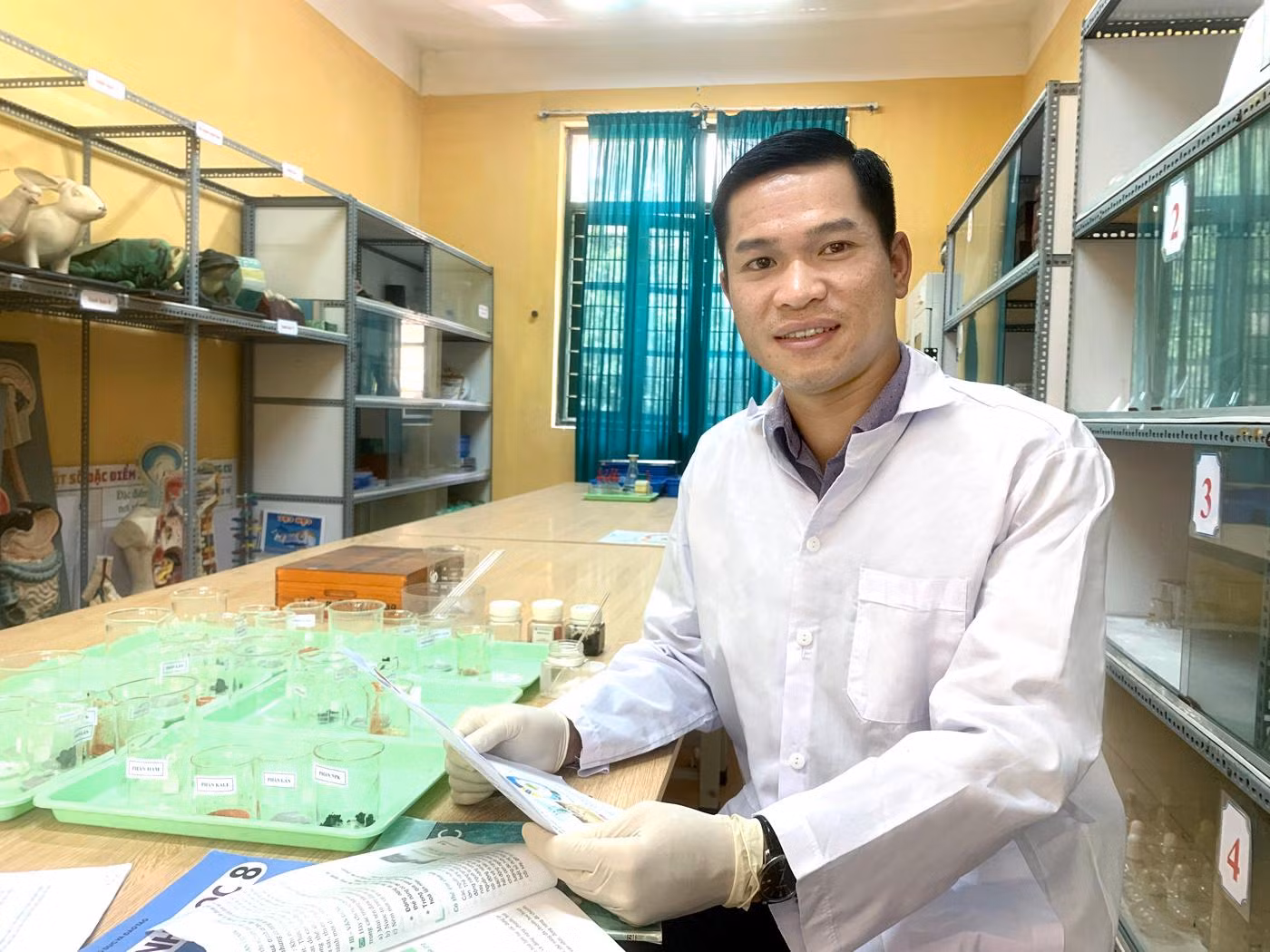 Thầy Phạm Bá Dũng - Giáo viên dạy Hóa học, trường Trung học cơ sở Thái Thịnh (quận Đống Đa, Hà Nội). Ảnh: T.D. Thầy Phạm Bá Dũng - Giáo viên dạy Hóa học, trường Trung học cơ sở Thái Thịnh (quận Đống Đa, Hà Nội). Ảnh: T.D.