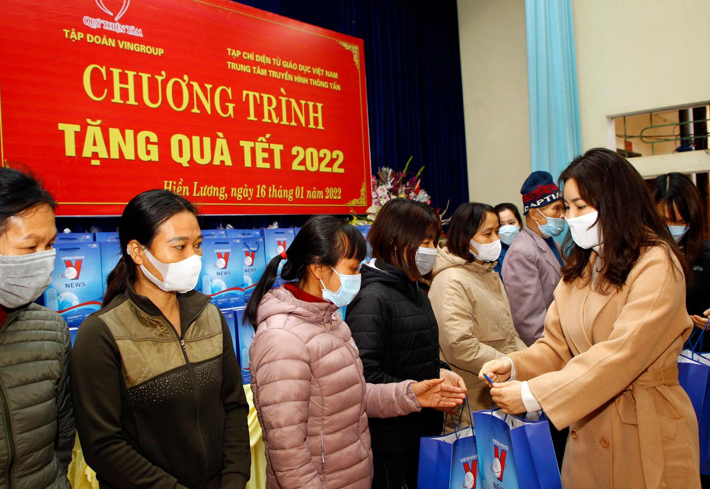 Bà Vũ Thị Hồng Nhung cán bộ của Tạp chí điện tử Giáo dục Việt Nam trao quà Tết cho hộ dân có hoàn cảnh khó khăn. Ảnh: T.D. Bà Vũ Thị Hồng Nhung cán bộ của Tạp chí điện tử Giáo dục Việt Nam trao quà Tết cho hộ dân có hoàn cảnh khó khăn. Ảnh: T.D.