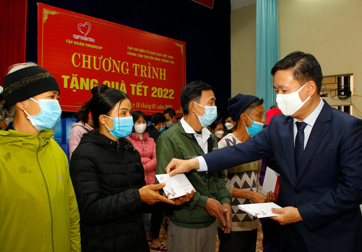Nhà báo Nguyễn Tiến Bình - Phó Chủ tịch Hiệp hội Các trường đại học, cao đẳng Việt Nam, Tổng biên tập Tạp chí điện tử Giáo dục Việt Nam trao tặng tổng số tiền mặt hơn 100 triệu đồng cho một số họ có hoàn cảnh khó khăn tại xã Hiền Lương. Ảnh: T.D. Nhà báo Nguyễn Tiến Bình - Phó Chủ tịch Hiệp hội Các trường đại học, cao đẳng Việt Nam, Tổng biên tập Tạp chí điện tử Giáo dục Việt Nam trao tặng tổng số tiền mặt hơn 100 triệu đồng cho một số họ có hoàn cảnh khó khăn tại xã Hiền Lương. Ảnh: T.D.