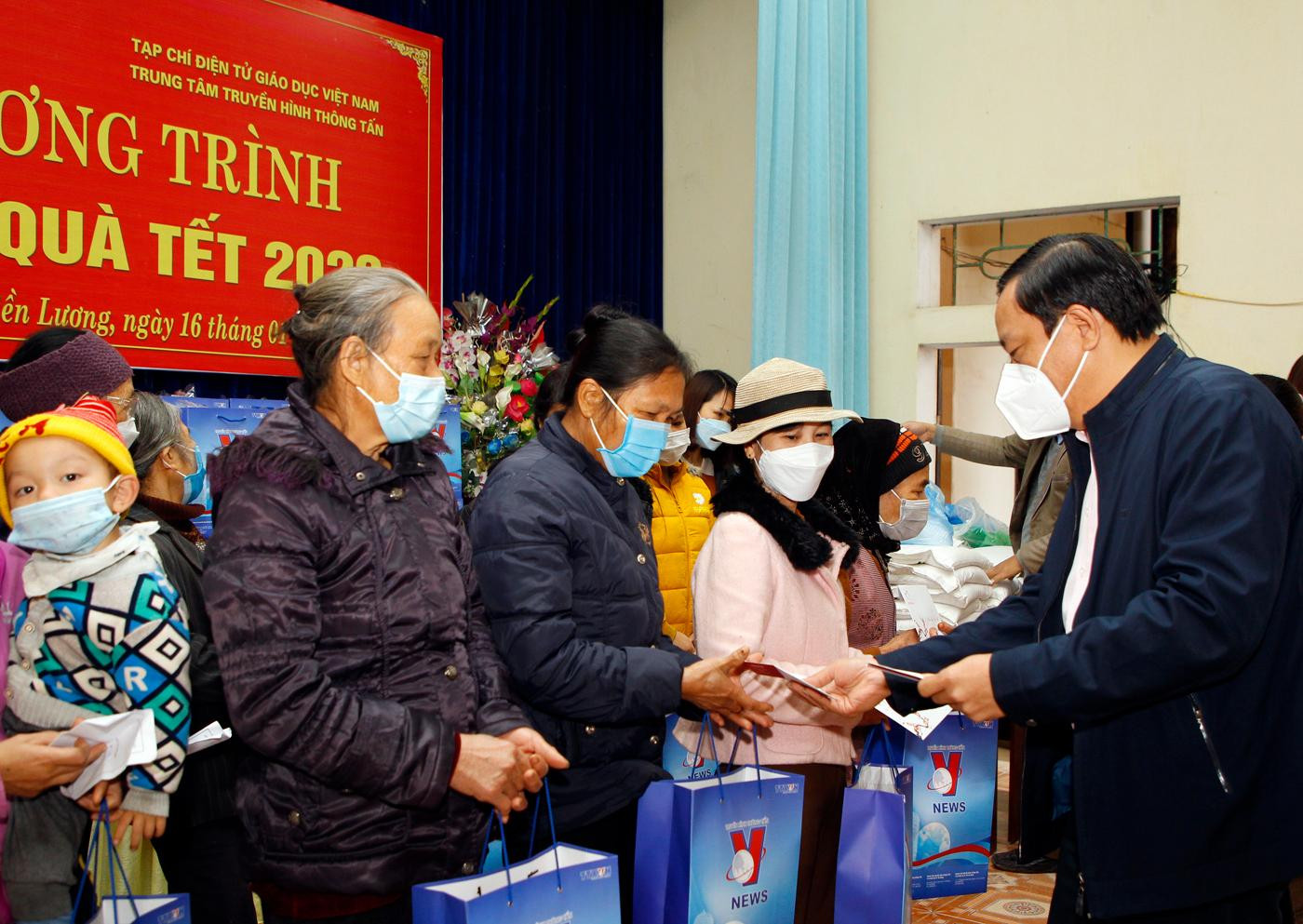 Nhà báo Nguyễn Thiện Thuật - Giám đốc Trung tâm truyền hình thông tấn đang trao quà cho các hộ dân có hoàn cảnh khó khăn. Ảnh: T.D. Nhà báo Nguyễn Thiện Thuật - Giám đốc Trung tâm truyền hình thông tấn đang trao quà cho các hộ dân có hoàn cảnh khó khăn. Ảnh: T.D.