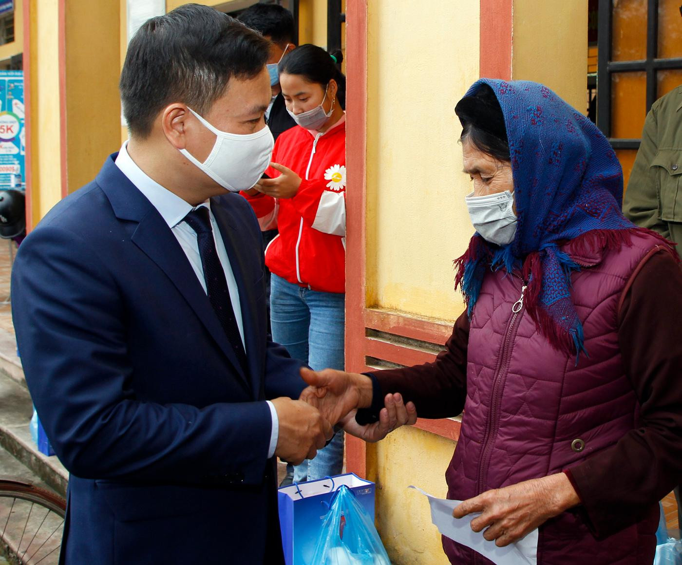 Nhà báo Nguyễn Tiến Bình - Phó Chủ tịch Hiệp hội Các trường đại học, cao đẳng Việt Nam, Tổng biên tập Tạp chí điện tử Giáo dục Việt Nam thăm hỏi bà Nguyễn Thị Bích 83 tuổi tại xã Hiền Lương. Ảnh: T.D. Nhà báo Nguyễn Tiến Bình - Phó Chủ tịch Hiệp hội Các trường đại học, cao đẳng Việt Nam, Tổng biên tập Tạp chí điện tử Giáo dục Việt Nam thăm hỏi bà Nguyễn Thị Bích 83 tuổi tại xã Hiền Lương. Ảnh: T.D.