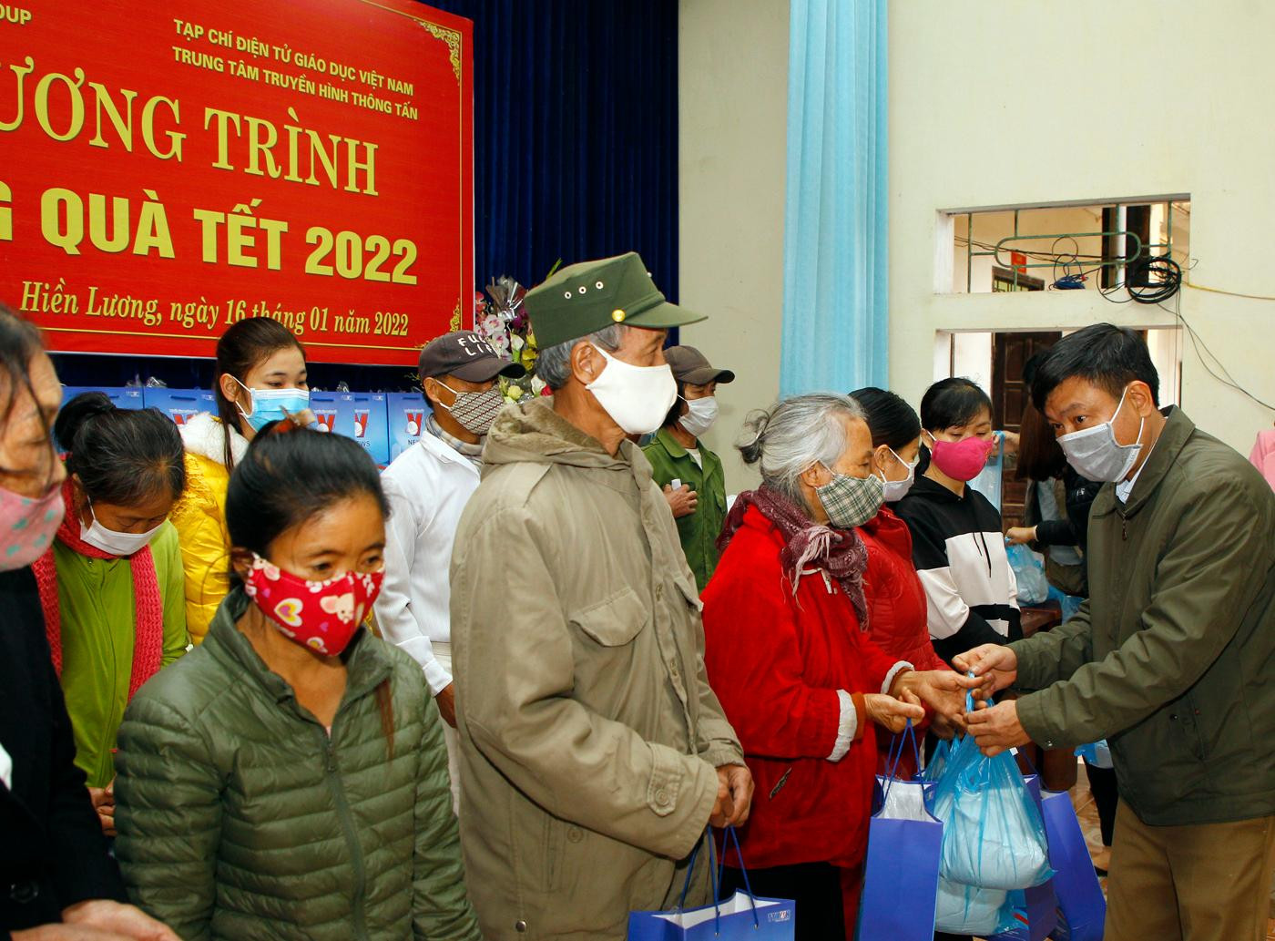 Ông Lê Văn Tạo – Huyện ủy viên, Bí thư Đảng ủy xã Hiền Lương trao quà cho các hộ dân có hoàn cảnh khó khăn. Ảnh: T.D. Ông Lê Văn Tạo – Huyện ủy viên, Bí thư Đảng ủy xã Hiền Lương trao quà cho các hộ dân có hoàn cảnh khó khăn. Ảnh: T.D.