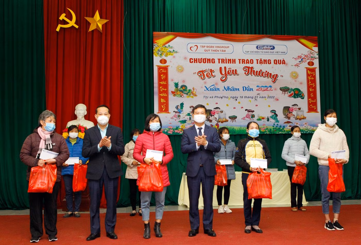 Nhà báo Nguyễn Tiến Bình - Phó Chủ tịch Hiệp hội Các trường đại học, cao đẳng Việt Nam, Tổng biên tập Tạp chí điện tử Giáo dục Việt Nam và ông Nguyễn Công Huân - Phó Chủ tịch Ủy ban nhân dân Thị xã Phú Thọ (tỉnh Phú Thọ) trao quà Tết cho giáo viên có thành tích dạy học tốt. Ảnh: T.D.