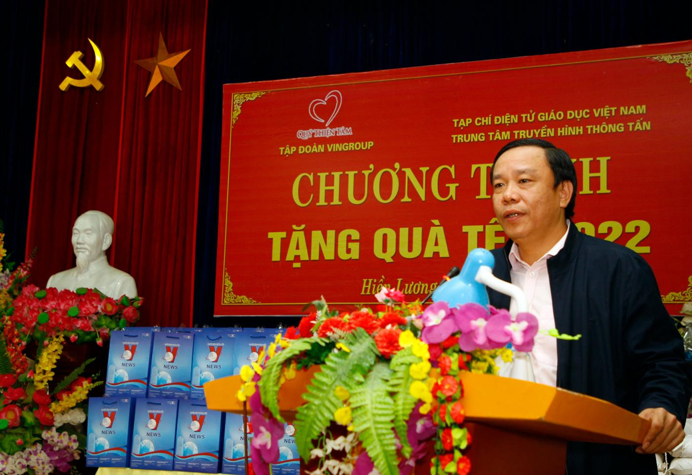 Nhà báo Nguyễn Thiện Thuật - Giám đốc Trung tâm truyền hình thông tấn phát biểu tại buổi trao quà. Ảnh: T.D. Nhà báo Nguyễn Thiện Thuật - Giám đốc Trung tâm truyền hình thông tấn phát biểu tại buổi trao quà. Ảnh: T.D.