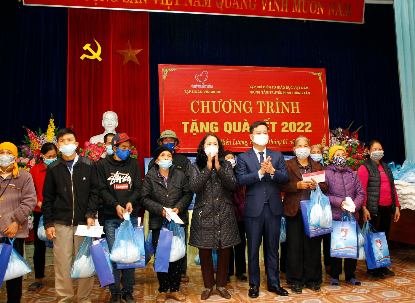 Nhà báo Nguyễn Tiến Bình - Phó Chủ tịch Hiệp hội Các trường đại học, cao đẳng Việt Nam, Tổng biên tập Tạp chí điện tử Giáo dục Việt Nam trao quà cho một số hộ dân có hoàn cảnh khó khăn tại xã Hiền Lương. Ảnh: T.D. Nhà báo Nguyễn Tiến Bình - Phó Chủ tịch Hiệp hội Các trường đại học, cao đẳng Việt Nam, Tổng biên tập Tạp chí điện tử Giáo dục Việt Nam trao quà cho một số hộ dân có hoàn cảnh khó khăn tại xã Hiền Lương. Ảnh: T.D.