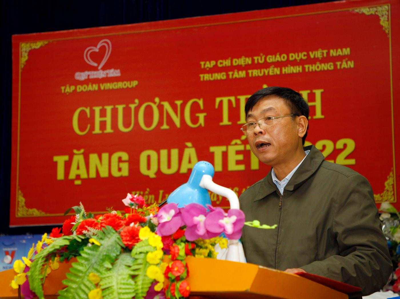 Thay mặt chính quyền địa phương và nhân dân xã Hiền Lương, ông Lê Văn Tạo – Huyện ủy viên, Bí thư Đảng ủy xã đã gửi lời cảm ơn sâu sắc đến Nhà báo Nguyễn Tiến Bình và Nhà báo Nguyễn Thiện Thuật. Ảnh: T.D. Thay mặt chính quyền địa phương và nhân dân xã Hiền Lương, ông Lê Văn Tạo – Huyện ủy viên, Bí thư Đảng ủy xã đã gửi lời cảm ơn sâu sắc đến Nhà báo Nguyễn Tiến Bình và Nhà báo Nguyễn Thiện Thuật. Ảnh: T.D.