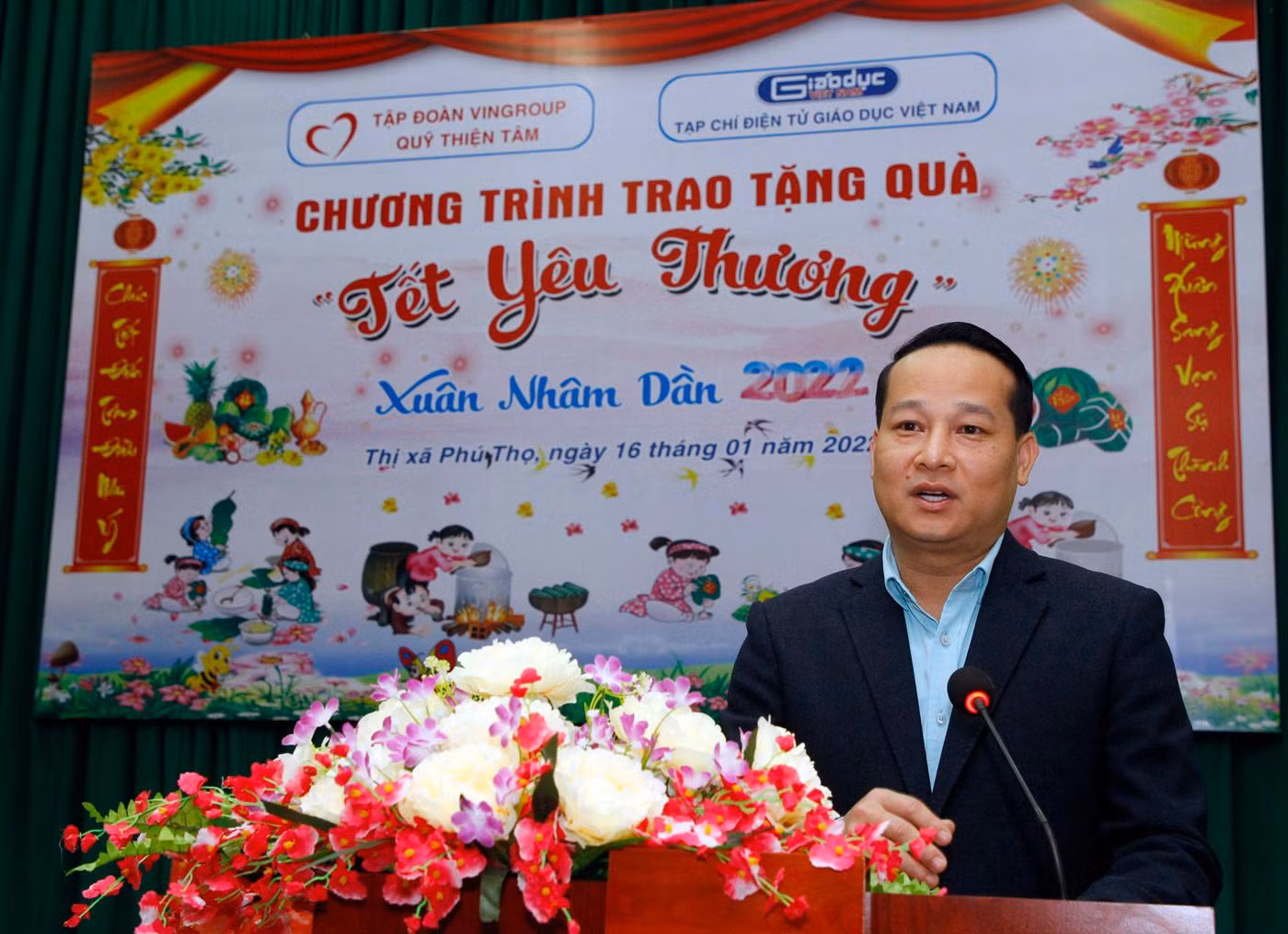 Thay mặt chính quyền địa phương, ông Nguyễn Công Huân - Phó Chủ tịch Ủy ban nhân dân Thị xã Phú Thọ (tỉnh Phú Thọ) đã nói lời cảm ơn sâu sắc đến Nhà báo Nguyễn Tiến Bình, cũng như cán bộ phóng viên của báo và các nhà tài trợ. Ảnh: T.D.
