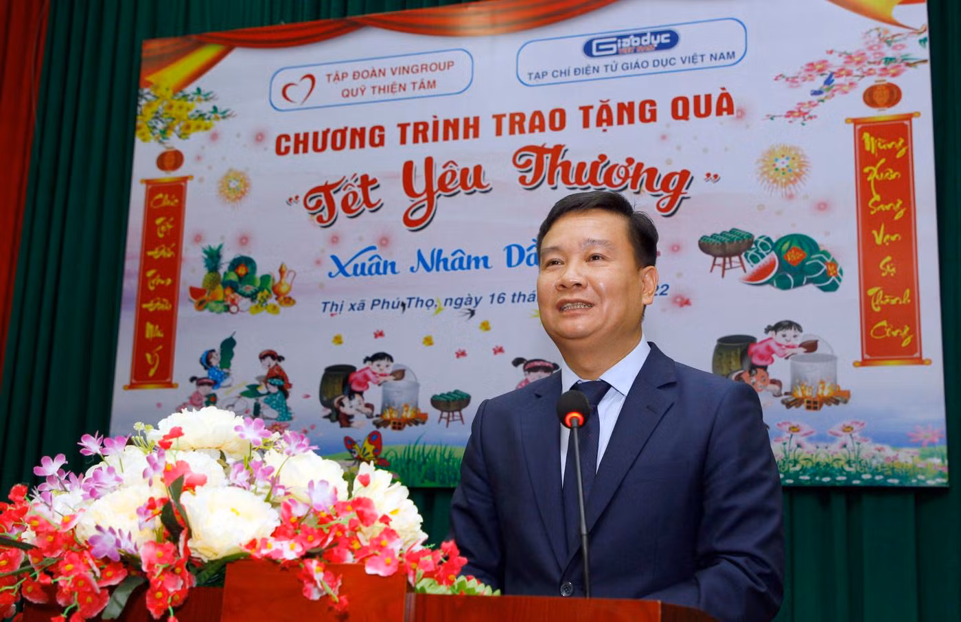 Nhà báo Nguyễn Tiến Bình - Phó Chủ tịch Hiệp hội Các Trường đại học, cao đẳng Việt Nam, Tổng biên tập Tạp chí điện tử Giáo dục Việt Nam, phát biểu tại buổi trao quà. Ảnh: T.D.