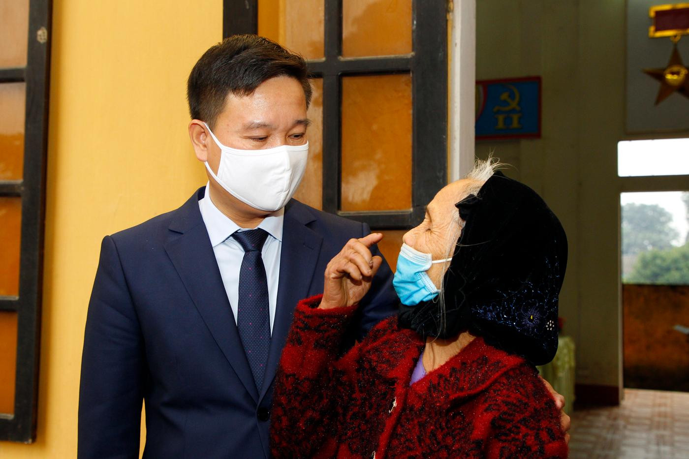 Nhà báo Nguyễn Tiến Bình - Phó Chủ tịch Hiệp hội Các trường đại học, cao đẳng Việt Nam, Tổng biên tập Tạp chí điện tử Giáo dục Việt Nam thăm hỏi bà Nguyễn Thị Dậu 83 tuổi ở xã Hiền Lương. Ảnh: T.D. Nhà báo Nguyễn Tiến Bình - Phó Chủ tịch Hiệp hội Các trường đại học, cao đẳng Việt Nam, Tổng biên tập Tạp chí điện tử Giáo dục Việt Nam thăm hỏi bà Nguyễn Thị Dậu 83 tuổi ở xã Hiền Lương. Ảnh: T.D.