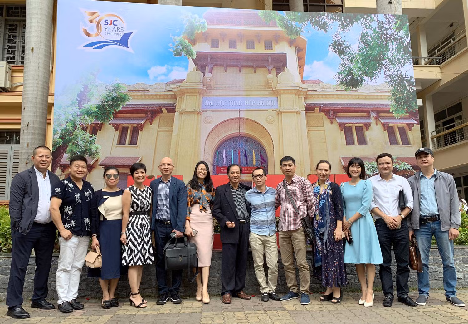 Thầy giáo Trần Quang (người đứng giữa) và các cựu sinh viên báo chí Khóa 37 trong lễ kỉ niệm 30 năm ngày thành lập Viện Đào tạo Báo chí và Truyền thông, Trường Đại học Khoa học Xã hội và Nhân văn (Đại học Quốc gia Hà Nội) Thầy giáo Trần Quang (người đứng giữa) và các cựu sinh viên báo chí Khóa 37 trong lễ kỉ niệm 30 năm ngày thành lập Viện Đào tạo Báo chí và Truyền thông, Trường Đại học Khoa học Xã hội và Nhân văn (Đại học Quốc gia Hà Nội)