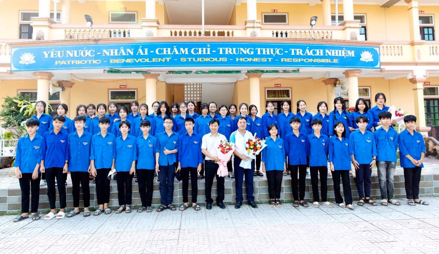 Thầy và trò học sinh lớp 9 Trường Trung học cơ sở Quỳnh Phương, Thị xã Hoàng Mai (Tỉnh Nghệ An). Ảnh: NVCC.