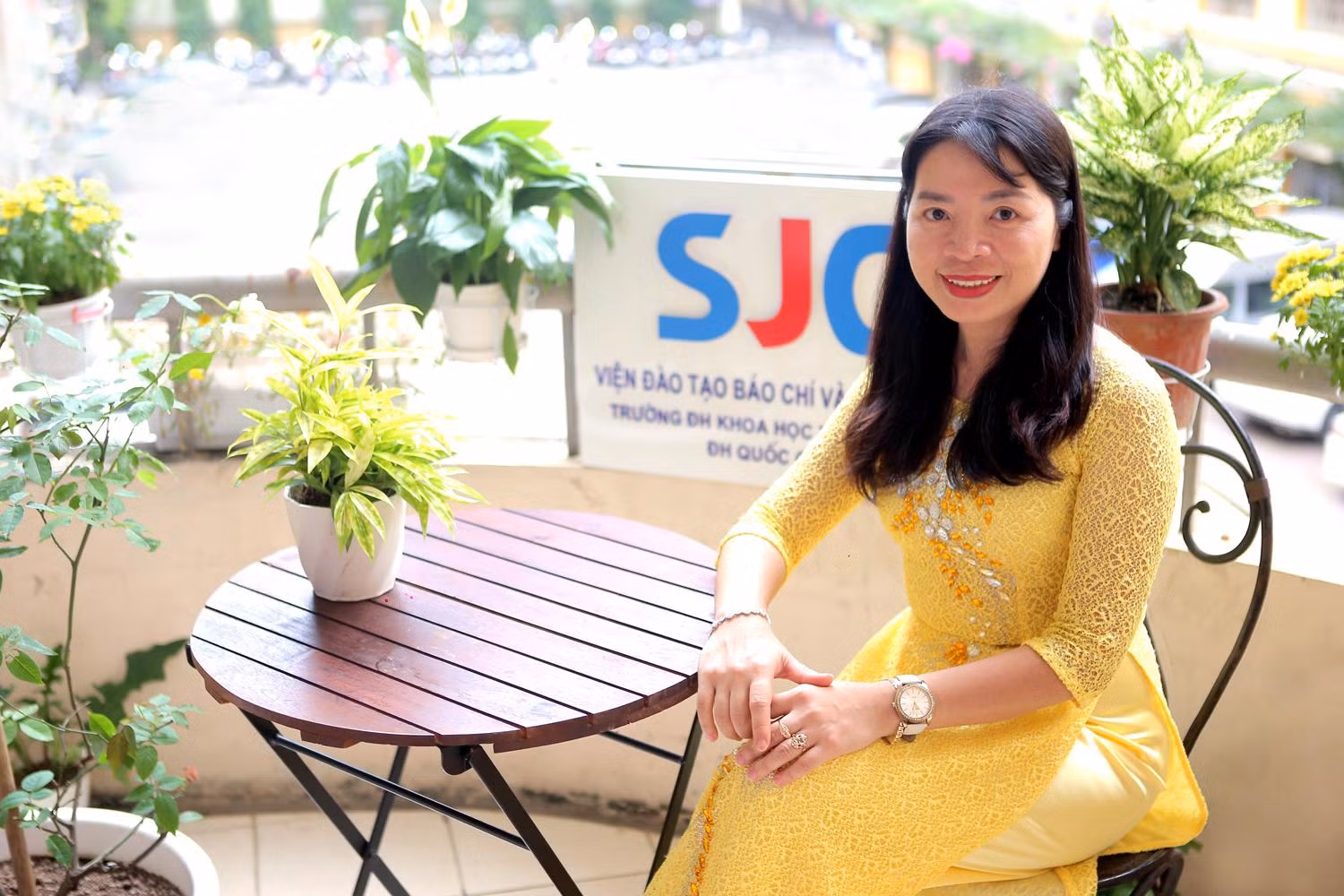 Phó Giáo sư, Tiến sĩ Đặng Thị Thu Hương – Phó Hiệu trưởng, Viện trưởng Viện Đào tạo Báo chí và Truyền thông, Trường Đại học Khoa học Xã hội và Nhân văn (Đại học Quốc gia Hà Nội). Ảnh: NTCC. Phó Giáo sư, Tiến sĩ Đặng Thị Thu Hương – Phó Hiệu trưởng, Viện trưởng Viện Đào tạo Báo chí và Truyền thông, Trường Đại học Khoa học Xã hội và Nhân văn (Đại học Quốc gia Hà Nội). Ảnh: NTCC.