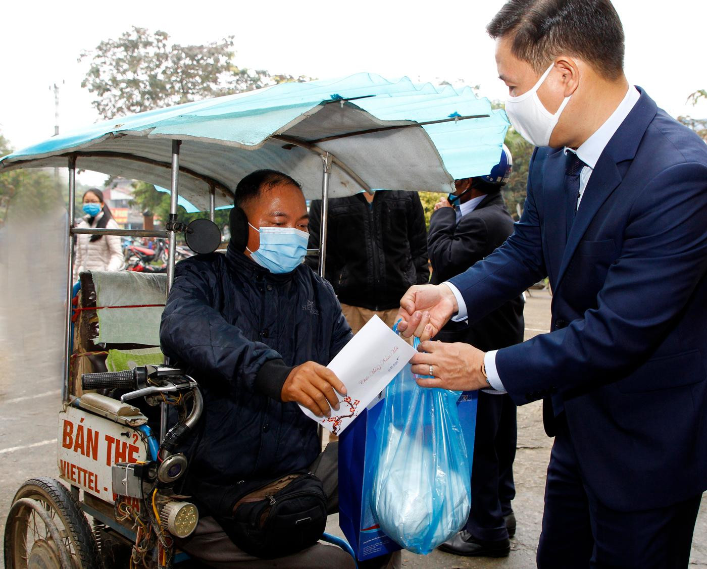 Nhà báo Nguyễn Tiến Bình - Phó Chủ tịch Hiệp hội Các trường đại học, cao đẳng Việt Nam, Tổng biên tập Tạp chí điện tử Giáo dục Việt Nam trao quà Tết cho anh Nguyễn Văn Hùng tại xã Hiền Lương. Ảnh: T.D. Nhà báo Nguyễn Tiến Bình - Phó Chủ tịch Hiệp hội Các trường đại học, cao đẳng Việt Nam, Tổng biên tập Tạp chí điện tử Giáo dục Việt Nam trao quà Tết cho anh Nguyễn Văn Hùng tại xã Hiền Lương. Ảnh: T.D.