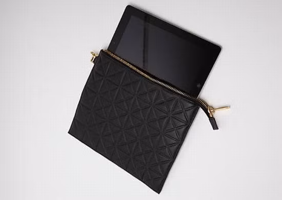 7. Bao da ipad của Gareth Pugh Trong bộ sưu tập Thu/ Đông 2011 , nhà thiết kế người Anh- Gareth Pugh đã cho ra mắt mẫu thiết kế túi giành cho máy tính bảng ipad với màu đen sang trọng và sử dụng các họa tiết nổi táo bạo, nổi bật với khóa kéo màu vàng. Giá của sản phẩm này là 1,004 USD( khoảng 20 triệu đồng )