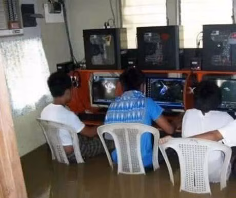 Thời này game thủ chịu chơi Cho dù lũ lớn cũng bơi trong nhà