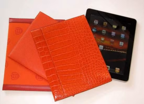 5. Vỏ iPad Béatrice Amblard. Những người yêu thích hàng hiệu sẽ có thêm lựa chọn với những mẫu túi đựng iPad mới của nhà thiết kế Béatrice Amblard. Túi đựng iPad của Amblard có nhiều mẫu mã. Chúng được làm từ nhiều chất liệu vải và da khác nhau như da bê Pháp, da đà điểu, cá sấu và cá đuối... tất cả đều được nhuộm màu sắc sặc sỡ. Tất cả những chiếc túi này đều có mặt trong cửa hàng April in Paris của Béatrice Amblard. Chiếc túi làm bằng da cá sấu có giá 1.500 USD (khoảng 30 triệu đồng