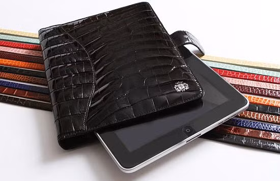 2. Túi da cá sấu Domenico Vacca Với giá hơn 3.900 USD (78 triệu đồng), những chiếc bao đựng iPad làm bằng da cá sấu của hãng Domenico Vacca với nhiều màu sắc và trông thật hấp dẫn. Chiếc túi da được này sản xuất tại Ý, một trong những trung tâm thời trang nổi tiếng thế giới.