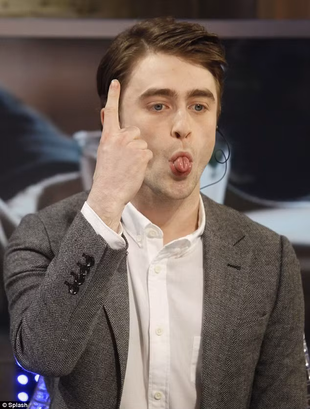Daniel Radcliffe pha trò khi tham dự show truyền hình El Hormiguero. Daniel Radcliffe pha trò khi tham dự show truyền hình El Hormiguero.