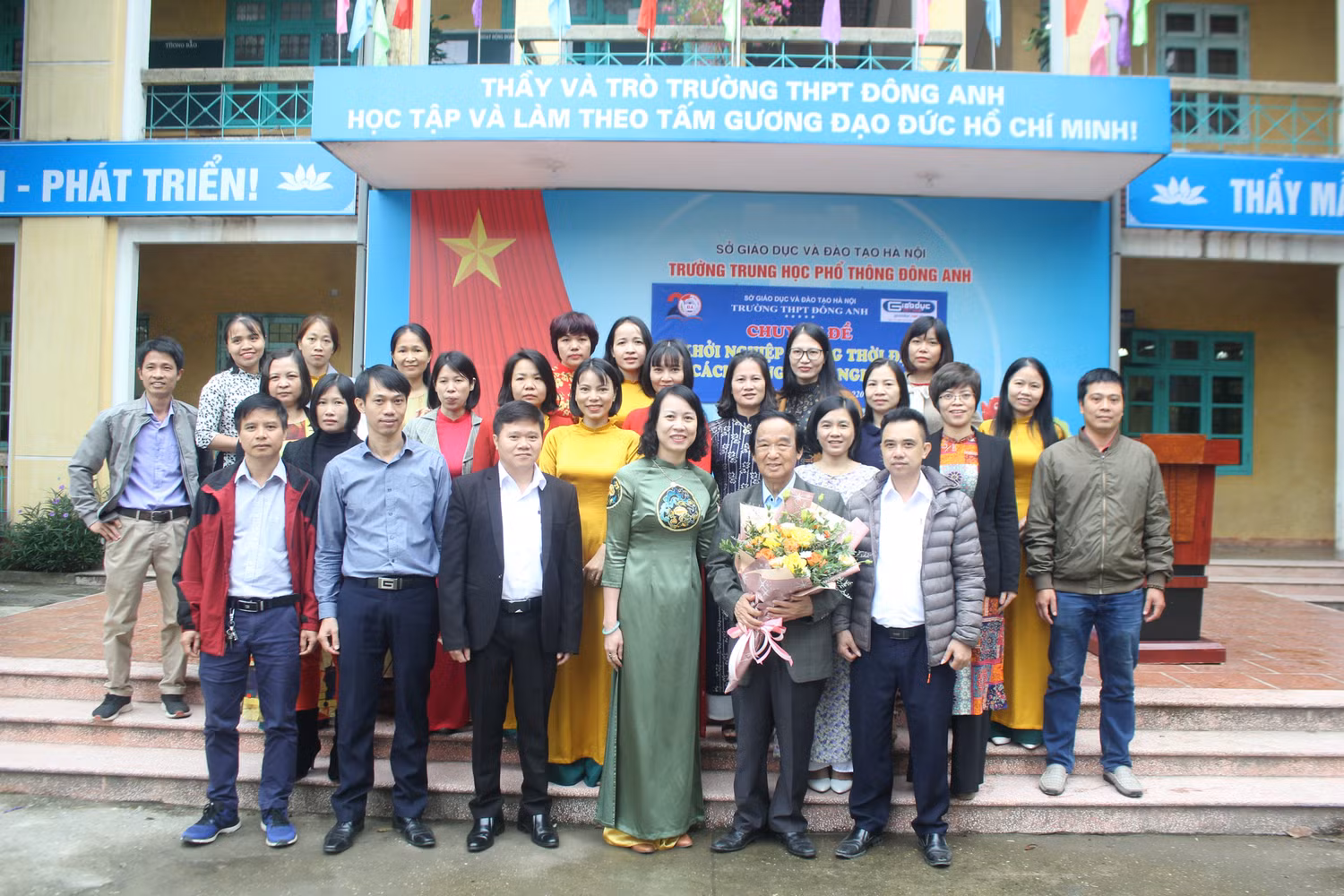 Tập thể cán bộ,giáo viên nhà trường chụp ảnh lưu niệm với Giáo sư Nguyễn Lân Dũng (Ảnh:V.N)